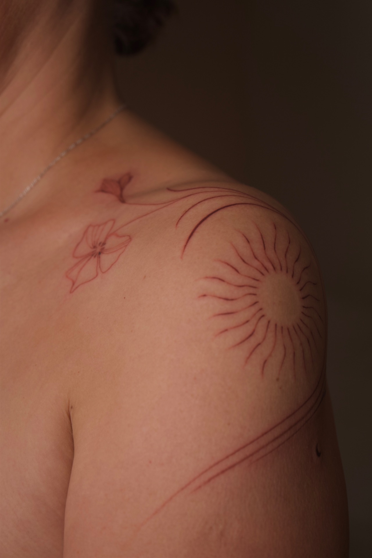 Hnědé tetování ramene