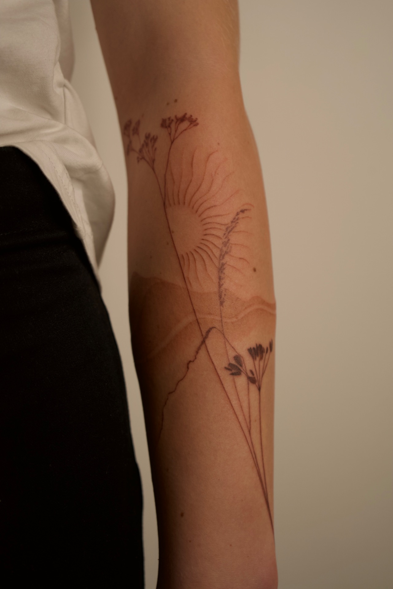 Hnědé tetování prosluněné krajiny